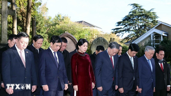 Tổng Bí thư Tô Lâm viếng mộ Karl Marx tại nghĩa trang Highgate