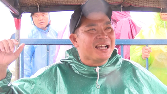 Người đàn ông biến máy cày thành 'xe cứu hộ' nghĩa tình giữa vùng lũ Quảng Trị