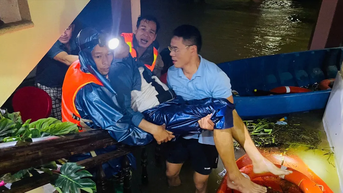 Kịp thời ứng cứu 2 người dân bị lũ cuốn trôi ở Huế