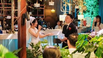 Quán cà phê như khu rừng nhỏ giữa phố Hà Nội, bàn uống nước là bể cá