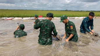 Ấm lòng giữa mùa lũ