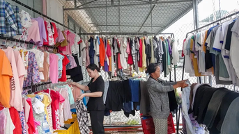 Gian hàng quần áo 0 đồng “đẹp như ở tiệm”