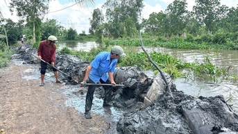 'Căng mình' ứng phó với lũ: Đê bao "oằn mình" ngăn lũ (Bài 2)