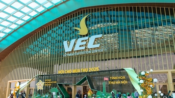 Gian hàng Vietnam Airlines hút khách tham quan tại Hội chợ Mùa thu 2025