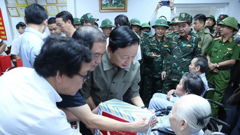 Phó Thủ tướng Trần Hồng Hà thăm hỏi bệnh nhân vùng lũ TP Huế