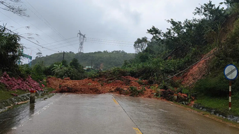 Quảng Ngãi: Đèo Lò Xo tiếp tục sạt lở, giao thông ách tắc nghiêm trọng