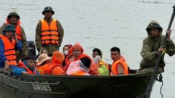 Tô thắm hình ảnh Bộ đội Cụ Hồ trong lòng nhân dân vùng lũ