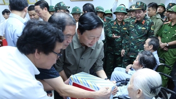 Phó Thủ tướng Trần Hồng Hà thăm hỏi các bệnh nhân vùng ngập lụt