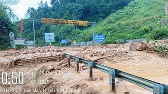 Đường Hồ Chí Minh qua Quảng Ngãi ách tắc hoàn toàn do sạt lở