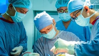 Lần đầu tiên cắt bỏ u tuyến yên bằng 2 cuộc đại phẫu cùng lúc