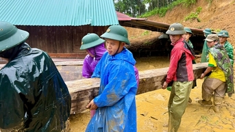 Bộ đội Biên phòng Đà Nẵng sát cánh cùng nhân dân vượt qua mưa lũ