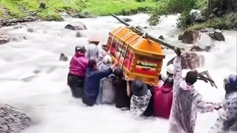 Mưa kỷ lục ở miền Trung, cao nhất lịch sử Việt Nam, tiệm cận mốc thế giới