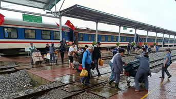 Miền Trung mưa lũ lớn, nhiều tuyến tàu phải hủy, chạy chậm, nằm chờ ở ga