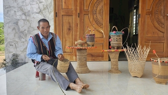 Đưa chính sách đến với đồng bào dân tộc thiểu số