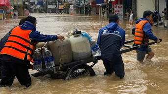 Giữa "biển nước" miền Trung, VNPT căng mình giữ mạch liên lạc