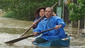 Hình ảnh từ vùng lũ lụt Đà Nẵng: Nước trắng xóa, người dân chèo bè đi lại