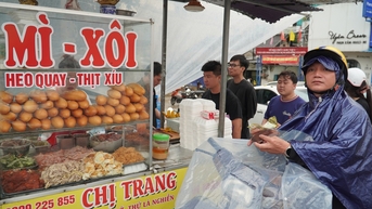 Mưa vừa tạnh, người dân Huế đổ xô đi mua thuốc, bánh mì