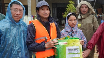 Hàng trăm suất quà cứu trợ của báo Tuổi Trẻ băng nước lũ đến với bà con vùng ngập sâu