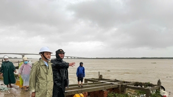 Phó Chủ tịch UBND thành phố Lê Quang Nam chỉ đạo khẩn trương gia cố kè biển ở xã Duy Nghĩa