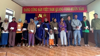 Lãnh đạo xã Đam Rông 4 gặp gỡ các hộ dân vùng đặc biệt khó khăn tại thôn Đưng K’Nớ 5