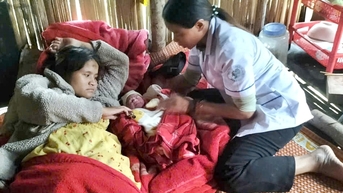 Hai cán bộ y tế xã Trà Tập vượt 5km đường sạt lở đỡ sinh thành công cho sản phụ