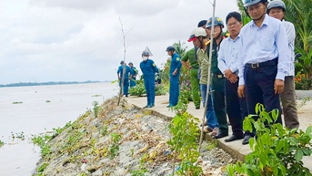 Bí thư Tỉnh ủy- Trần Văn Lâu: Nhanh chóng khắc phục triệt để các điểm sạt lở tại xã Phong Thạnh, ổn định đời sống người dân