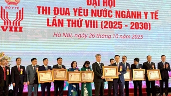 Viện trưởng Viện Vệ sinh dịch tễ Tây Nguyên Viên Chinh Chiến nhận Huân chương Lao động hạng Ba
