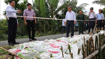 Khắc phục các điểm sạt lở tuyến đê bao ven sông Hậu