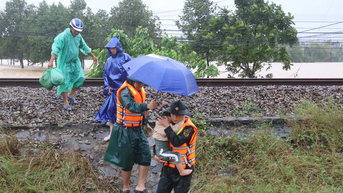 Khẩn trương di dời người dân vùng lũ đến nơi an toàn