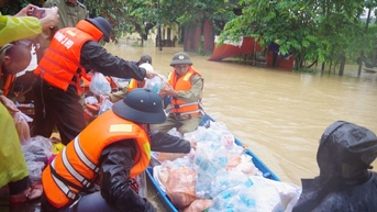 Lực lượng Hải quân tiếp tế lương thực, thực phẩm cho người dân vùng lũ