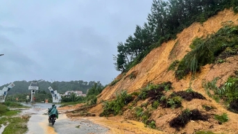 Sạt lở gây chia cắt tuyến đường lên hai xã Tây Giang và Hùng Sơn