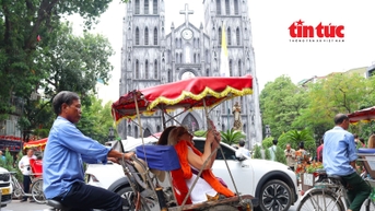 Du khách đổ xô đến Nhà thờ Lớn Hà Nội thưởng thức xôi cốm, check-in 'cháy máy'