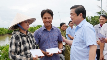 Lãnh đạo tỉnh thăm hỏi, động viên các hộ dân bị ảnh hưởng do lốc xoáy tại xã Thanh Tùng