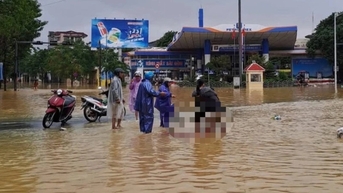 Sản phụ "vượt cạn" ngay giữa dòng nước lũ