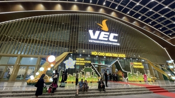 Số tiền ủng hộ đồng bào lũ lụt từ Hội chợ Mùa Thu đã vượt 211 triệu đồng