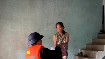 Vùng 3 Hải quân tiếp tế lương thực, thực phẩm cho người dân vùng lũ