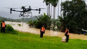 Quân đội dùng flycam đưa hàng cứu trợ đến người dân bị cô lập