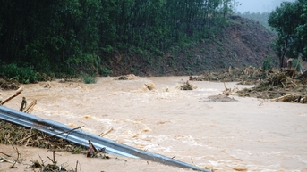 Mưa lớn chưa dứt, hồ chứa tiếp tục xả lũ