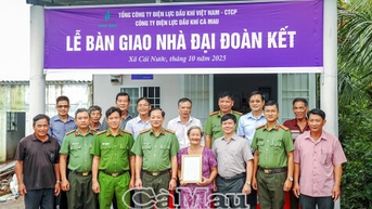 Bàn giao 2 căn nhà Đại đoàn kết cho hộ dân khó khăn