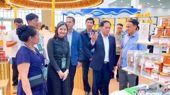 Cà Mau rực rỡ tại Hội chợ Mùa thu 2025