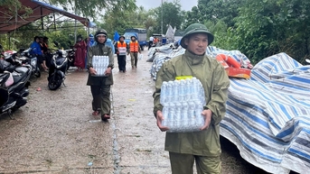 អាជីវកម្ម​ទេសចរណ៍​ផ្តល់​អាហារ​រាប់រយ​មុខ និង​សម្ភារៈ​ចាំបាច់​ដល់​ប្រជាពលរដ្ឋ​នៅ​តំបន់​លិច​ទឹក​។