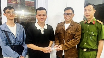 Nhặt được 50 triệu đồng, hai thanh niên trình báo Công an tìm người đánh rơi