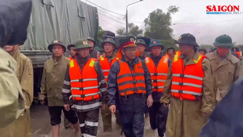 ឧបនាយករដ្ឋមន្ត្រី Tran Hong Ha ចុះសួរសុខទុក្ខ និងលើកទឹកចិត្តប្រជាពលរដ្ឋនៅតំបន់លិចលង់