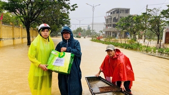 Báo Tuổi Trẻ trao tặng 600 suất quà cho người dân vùng ngập lụt tại Huế và Đà Nẵng