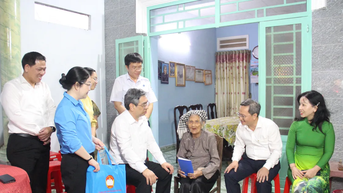 Lãnh đạo TPHCM thăm, tặng quà người có công tiêu biểu
