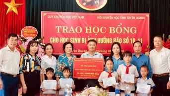 Hội Khuyến học tỉnh tiếp tục hỗ trợ học sinh và các trường học bị thiệt hại do mưa lũ