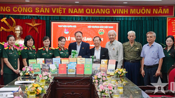 Thư viện Quân đội tiếp nhận sách tặng của Hội Truyền thống Trường Sơn - Đường Hồ Chí Minh