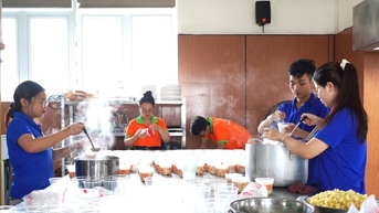 Sinh viên Trường Đại học Đông Á chuẩn bị 600 suất ăn gửi đến người dân vùng ngập lụt