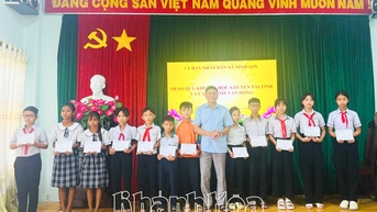 Xã Ninh Sơn trao học bổng và các nguồn vận động cho học sinh
