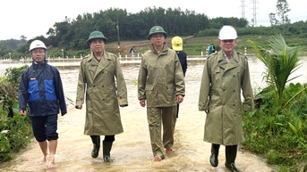 Chủ tịch UBND tỉnh Nguyễn Hoàng Giang kiểm tra công tác ứng phó với mưa, lũ tại xã Bình Minh